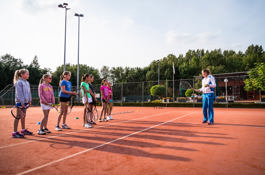 Tennisleraar voor groep