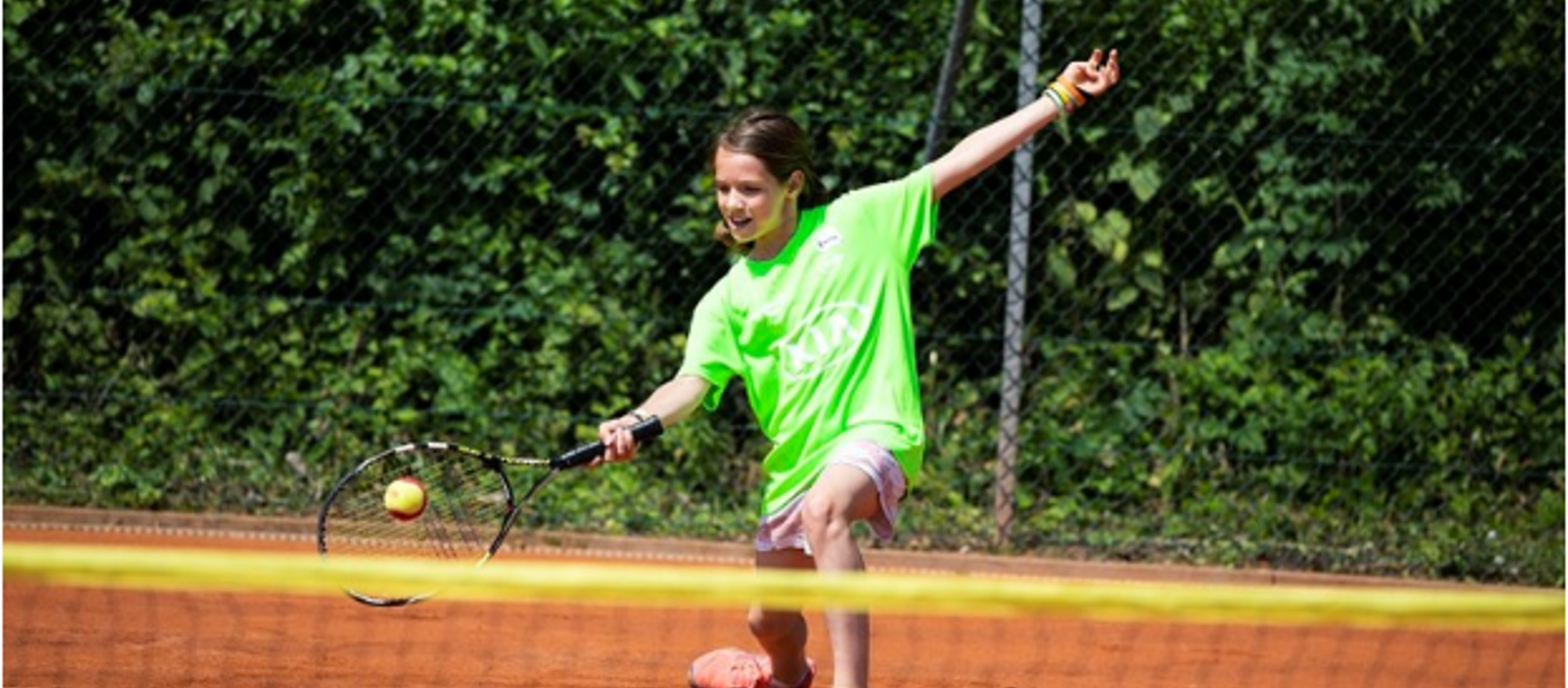 tenniskids groen meisje forehand