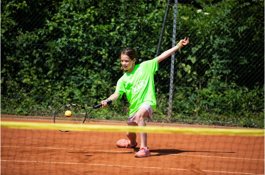 tenniskids groen meisje forehand