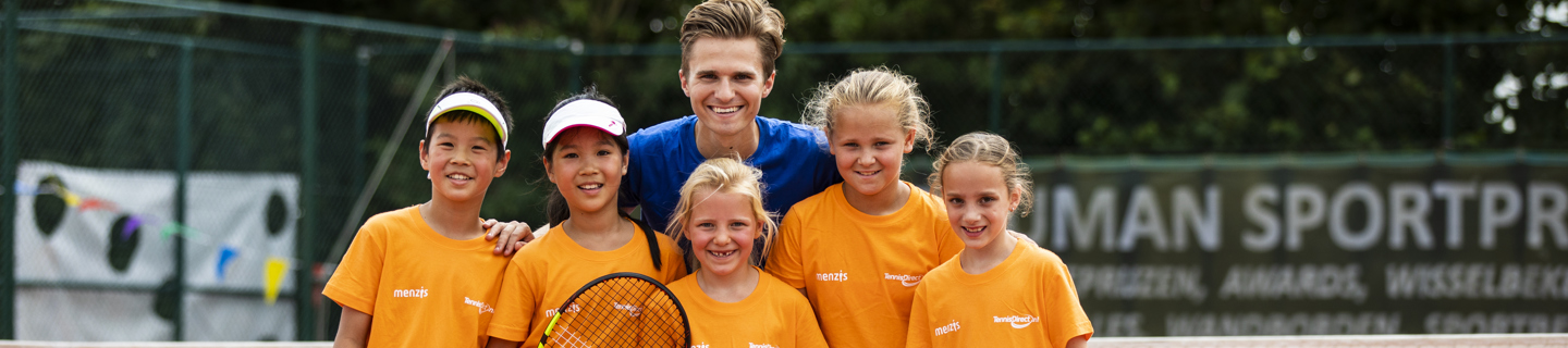 Kinderen met tennisleraar