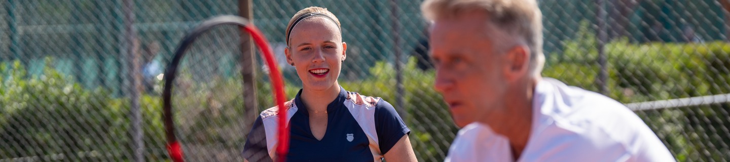 Tennisleraar vrouw op de baan