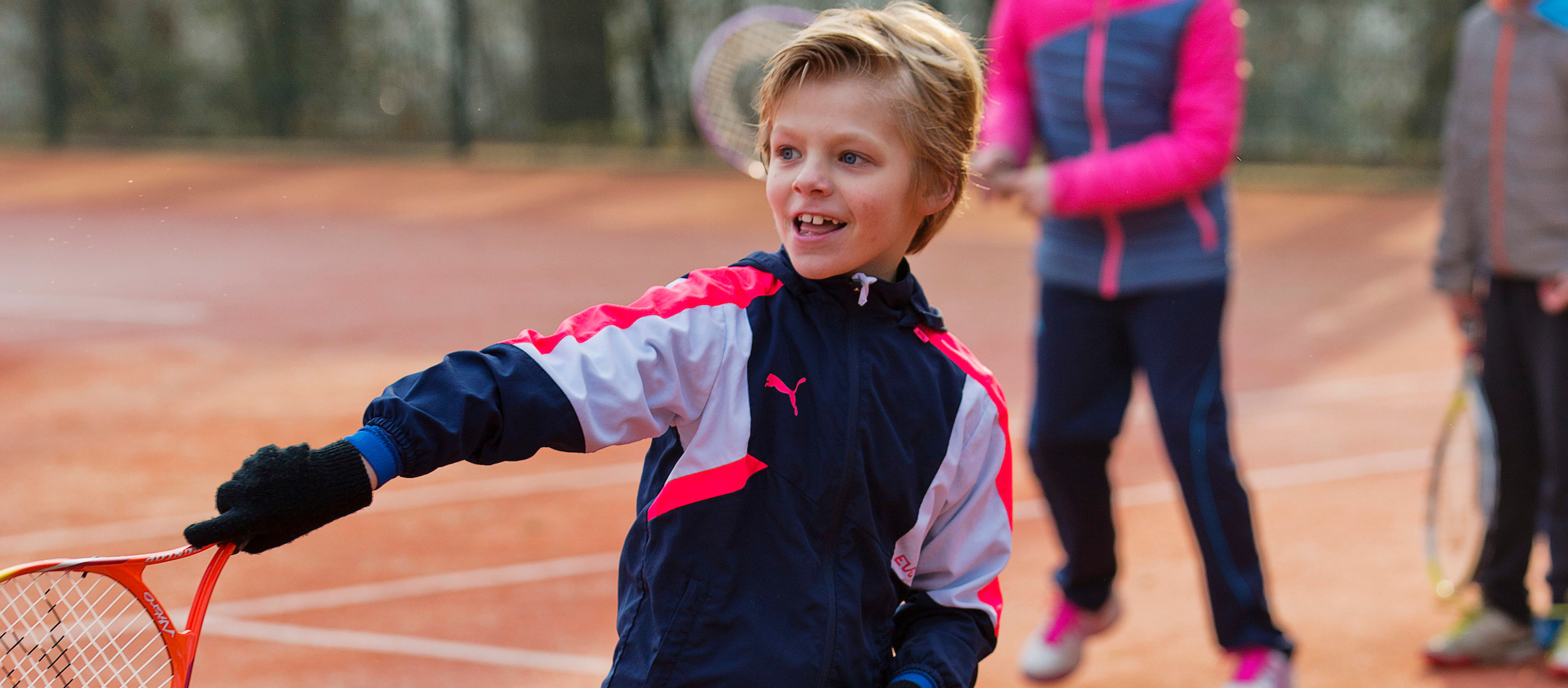 blij kind tennis koud