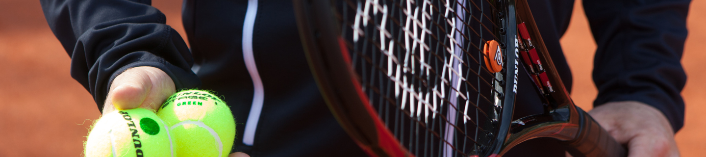 Tennisleraar met racket