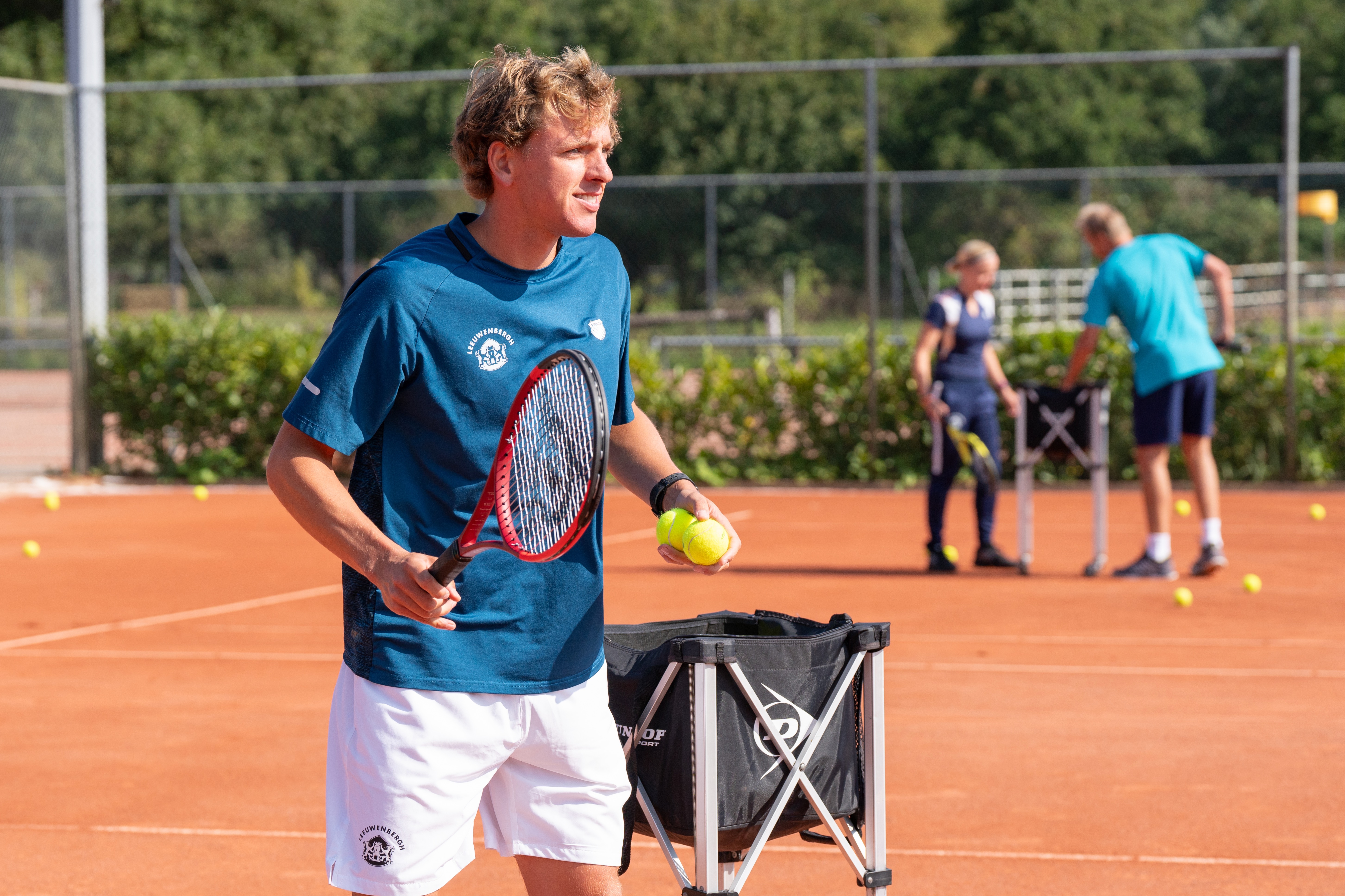 Tennisleraar op de baan