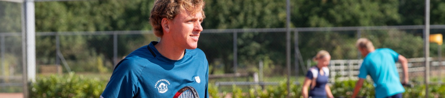 Tennisleraar op de baan