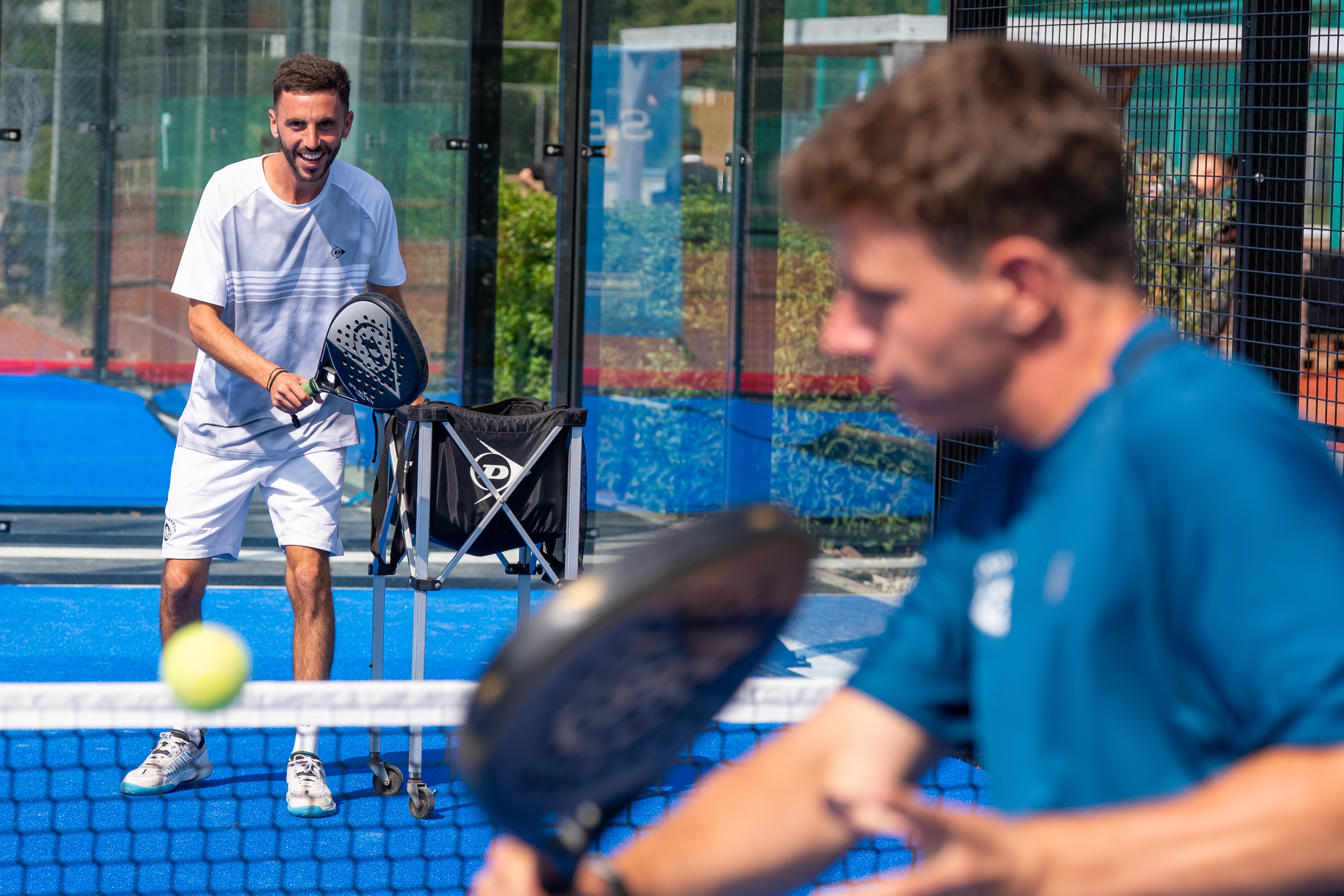 Padelleraar op de baan