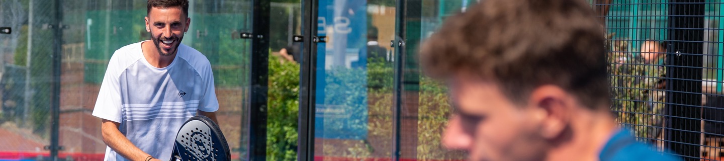 Padelleraar op de baan