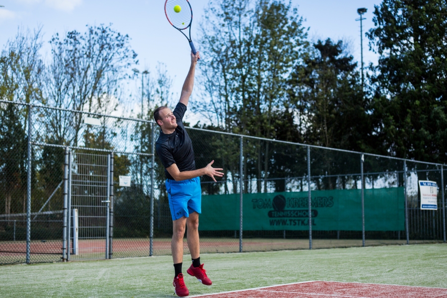 Man serveert op links